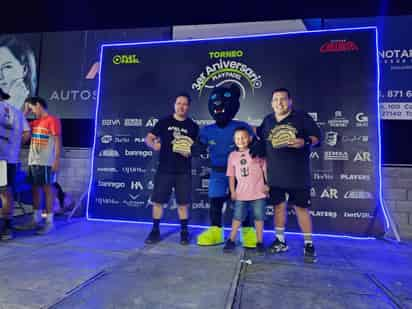 Obtiene doble título en el Torneo de Aniversario del Play Pádel