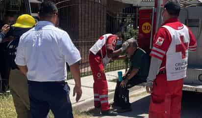 Rescatan a hombre de la tercera edad que cayó desde la azotea de su casa