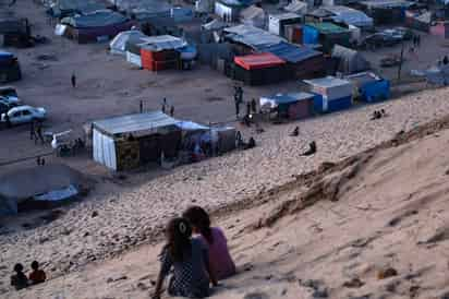 Niños desplazados por la guerra en Gaza. (EFE)