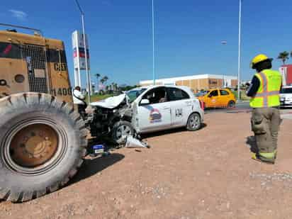 Taxista se impacta contra excavadora de las obras del Giro Independencia