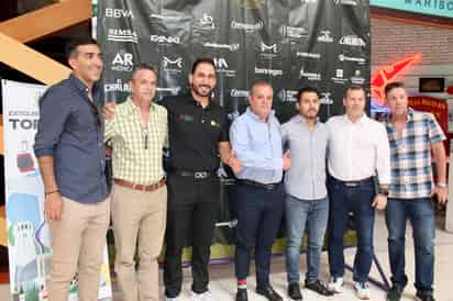 Representantes de los clubes locales y el director del Instituto Municipal del Deporte (IMD) de Torreón, flanquean al presidente y vicepresidente de la Federación Mexicana de Pádel, organismo que rige este certamen.