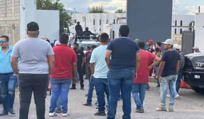 Transportistas bloquean el Periférico de Lerdo por detención ilegal de un conductor