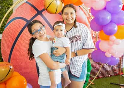 Ana Cecy con sus hermanitas Mariel y Victoria de León Quiñones.