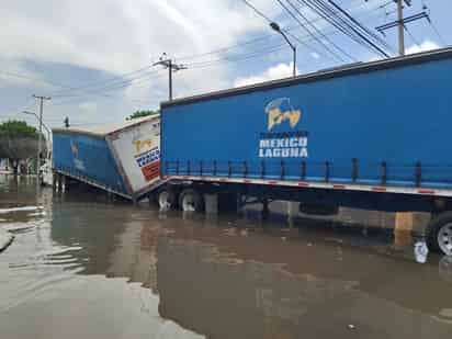 Hundimiento de tráiler. (EL SIGLO DE TORREÓN)