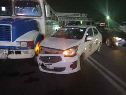 Chocan taxi y autobús de pasajeros en el bulevar Miguel Alemán de Gómez Palacio