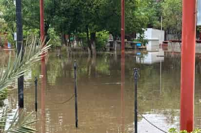 Ejidos y colonias de Madero quedan literalmente bajo el agua, también hubo derrumbe de techos