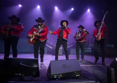 Velada musical. Los Rieleros del Norte se alistan para su público de Lerdo, Durango.