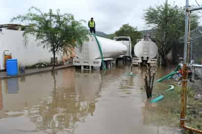 Con equipos de bombeo y pipas continúan trabajando para bajar los niveles en la laguna de regulación
de la colonia Santiago Ramírez. (FERNANDO COMPEÁN)