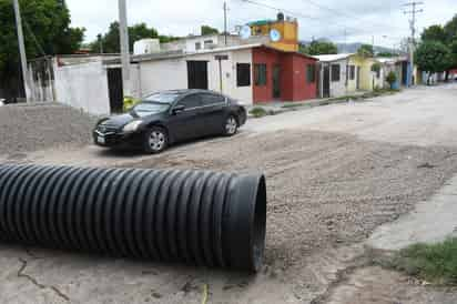 Rellenan zona de colector colapsado en Torreón