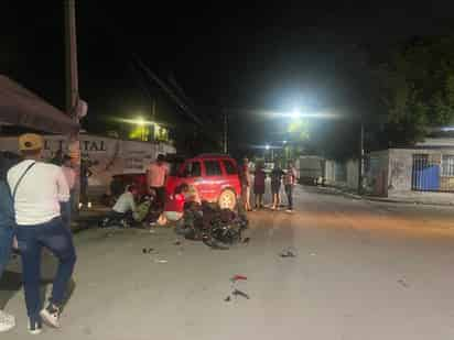 Camioneta arrolla a joven motociclista en la colonia Fidel Velázquez de Gómez Palacio