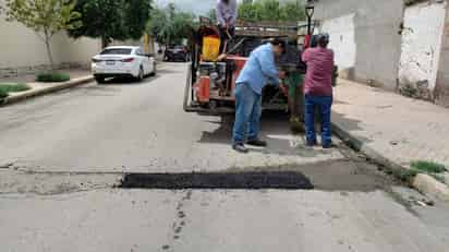 Se dio continuidad a la reparación de calles en Lerdo.