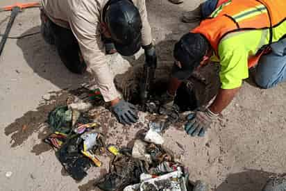 Basura en drenaje. (ARCHIVO)