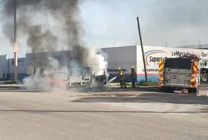 Se incendia camioneta en Gómez Palacio y termina como pérdida total