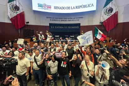 Toman Senado. El debate de la reforma al Poder Judicial tuvo que cambiar de sede en la Cámara Alta debido a que manifestantes
irrumpieron en el edificio del Poder Legislativo y posteriormente tomaron la tribuna. (AP)