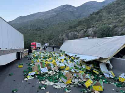 Vuelca y derrama los aguacates en la Carretera 57