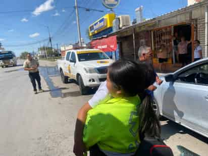 Rescatan a pequeño que terminó encerrado en un vehículo