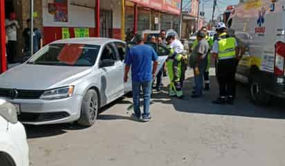 Rompen vidrio de vehículo estacionado para sacar a niño de 5 años que acabó encerrado