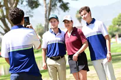 La reconocida golfista Lorena Ochoa se dio tiempo para tomarse fotografías con participantes del torneo (EL SIGLO DE TORREÓN / ENRIQUE CASTRUITA)