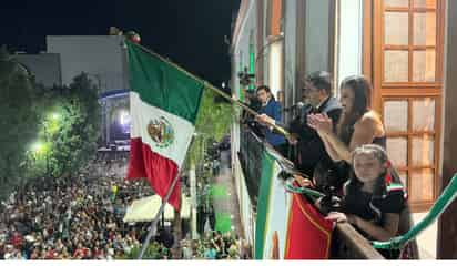 El alcalde de Lerdo, Homero Martínez Cabrera, dio el Grito de Independencia ante 25 mil personas