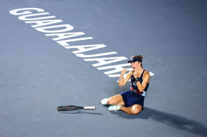 La tenista polaca venció en la final del Abierto tapatío femenino a la australiana Olivia Gadecki, ante la afición en el Estadio Akron. (ESPECIAL)