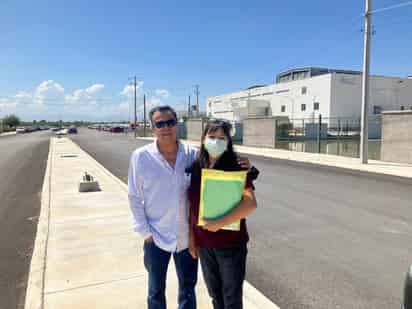 El señor Pedro y su esposa Rosy acudieron ayer a consulta externa de Oftalmología al HRAE. (EL SIGLO DE TORREÓN)