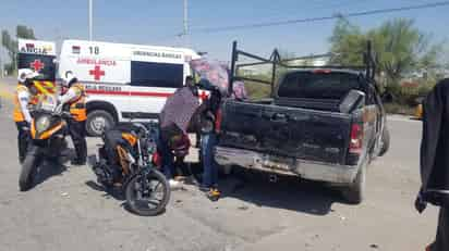 Joven motociclista es enviado al hospital tras chocar con camioneta