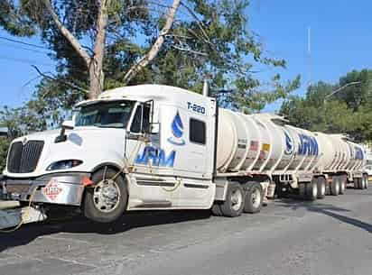 Tractocamión con combustible ilegal.