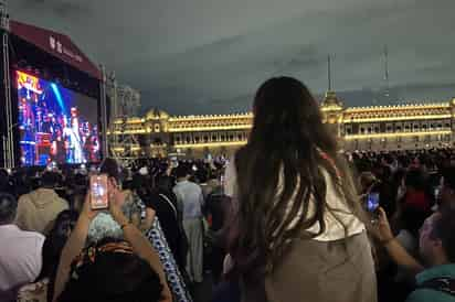 Fans demuestran 'Amor eterno' a Juan Gabriel en el Zócalo