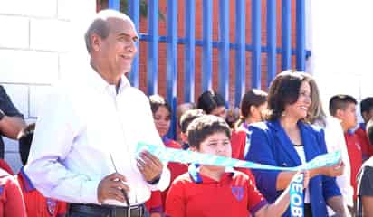 Alcalde de Monclova entrega barda a escuela primaria