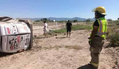 Camioneta volcada en Libramiento Norte de Torreón; conductor y pasajero ilesos