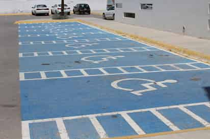 Estacionamiento para personas con discapacidad. (EL SIGLO DE TORREÓN)