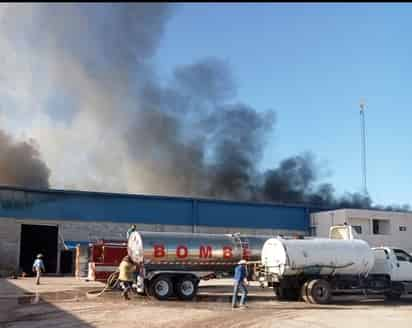 Intenso incendio en Gómez Palacio consume miles de llantas almacenadas