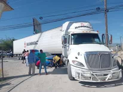 Auto se impacta con tráiler que le cortó la circulación en Gómez Palacio