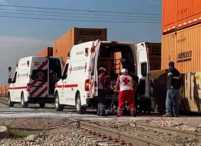 Se lleva tren a camión de pasajeros; hay 8 lesionados