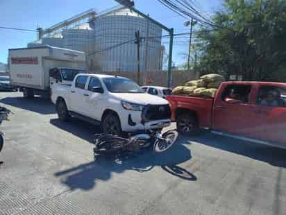 Motociclista es impactado por un camión y proyectado contra otro vehículo en Gómez Palacio