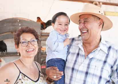 El cumpleañero feliz en brazos de sus abuelos maternos María del Rocío González Meza y Víctor Rivas Rodríguez.