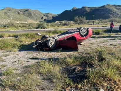 Automóvil de la marca Mitsubishi, línea Eclipse, en color rojo. (EL SIGLO DE TORREÓN)