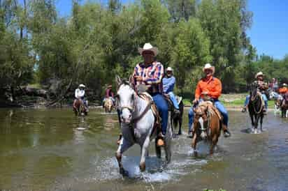 Más de 350 jinetes celebran la décima Cabalgata Villista en Lerdo