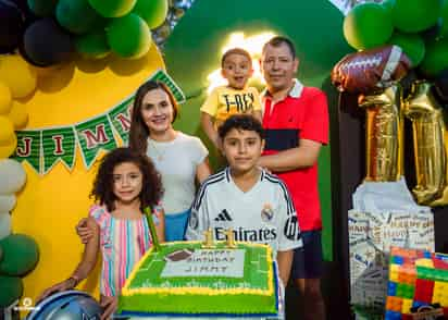 Jaime Rodríguez De la Torre acompañado de sus amigos y el jugador del Santos Pedro Jesús Aquino.- ÉRICK SOTOMAYOR FOTOGRAFÍA