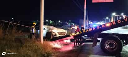 Conductor de la tercera edad pierde el control del volante y se sale del camino