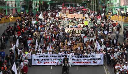 Manifestantes lanzan bomba molotov contra la oficina del metro Tlatelolco