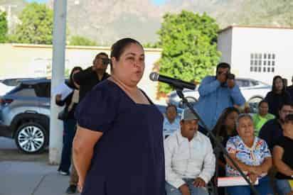 La señora Olivia Pedroza agradeció al presidente municipal, Homero Martínez Cabrera, su rápida respuesta al instalar el transformador que los habitantes habían solicitado para la comunidad. (EL SIGLO DE TORREÓN)