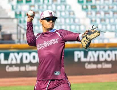 Bajo la intensidad del sol lagunero, los juveniles peloteros se siguen preparando de cara al comienzo de este torneo invernal.