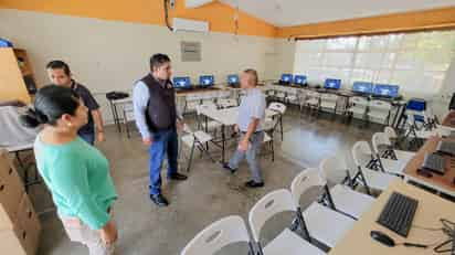 Entrega de sillas para el centro de cómputo de la Escuela Primaria Jesús Betancourt en el Ejido Seis de Enero. (DIANA GONZÁLEZ)