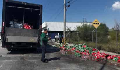 Camión de cervecera derrama cientos de litros en accidente; autoridades impiden rapiña