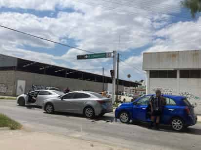 Mujer provoca choque múltiple al frenar repentinamente en Torreón