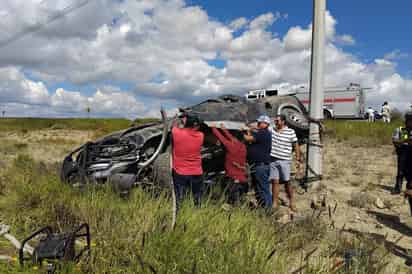 Familia vuelca en la carretera a Monclova y resulta lesionada