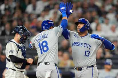 El venezolano Salvador Pérez (13) logró un 'vuelacercas' para correr todo el diamante y que Kansas City le pegara a los Yankees en su casa.