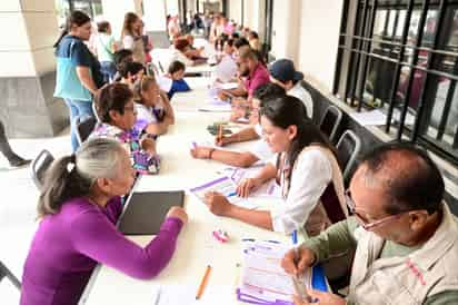 Atienden mujeres de 63 a 64 años de edad, invitación al operativo de registro para la Pensión. (EL SIGLO DE TORREÓN)