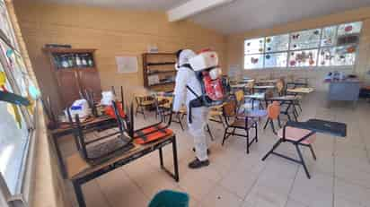 Brigadas de la Secretaría de Salud fumigan escuelas y colonias en La Laguna de Coahuila